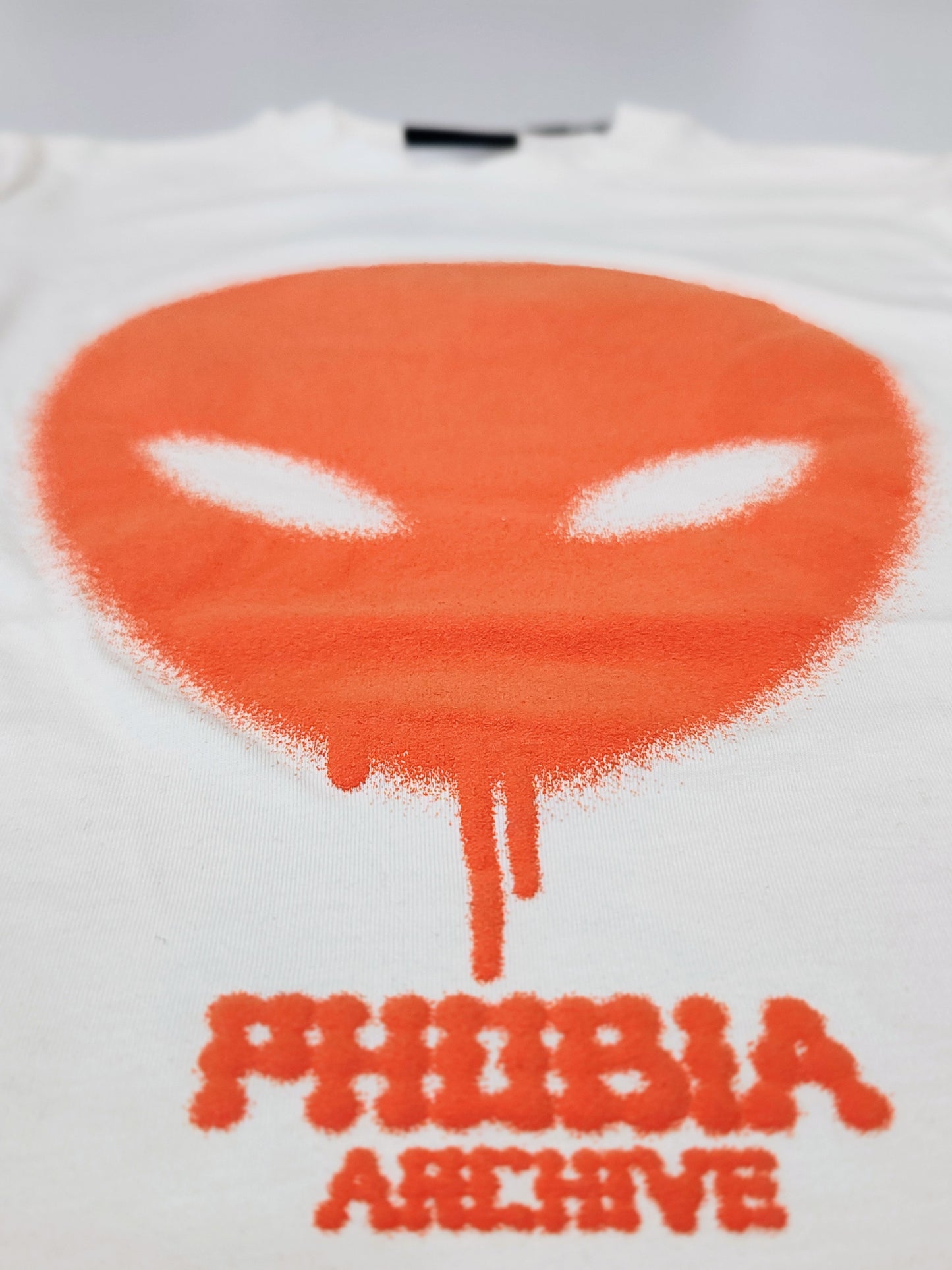 WHITE T-SHIRT WITH ORANGE "PUFFY ALIEN" PRINT